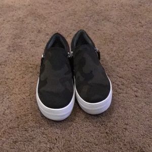 Steve Madden camo size 5